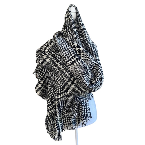 Shiraleah Accessories - Shiraleah Chicago Barrett Scarf Black White Houndstooth Oversized Blanket Fringe